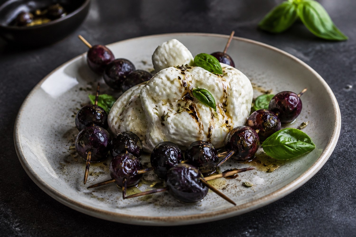 Burrata mit gegrillten Trauben und Basilikum